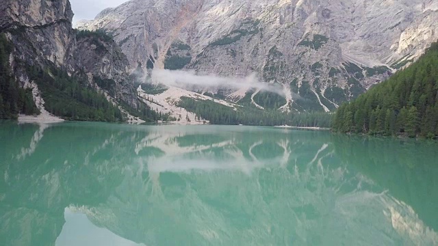 无人机在意大利上阿迪杰地区壮观的山湖上空飞行。风景优美的山湖从无人机，阿尔卑斯山的心脏。高山湖鸟瞰图视频素材