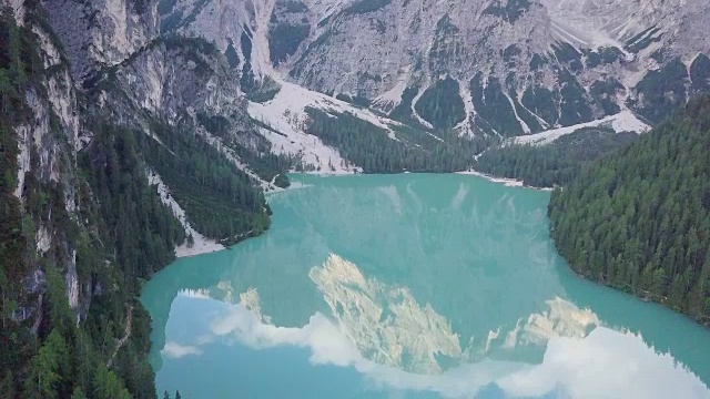 无人机在意大利上阿迪杰地区壮观的山湖上空飞行。风景优美的山湖从无人机，阿尔卑斯山的心脏。高山湖鸟瞰图视频素材