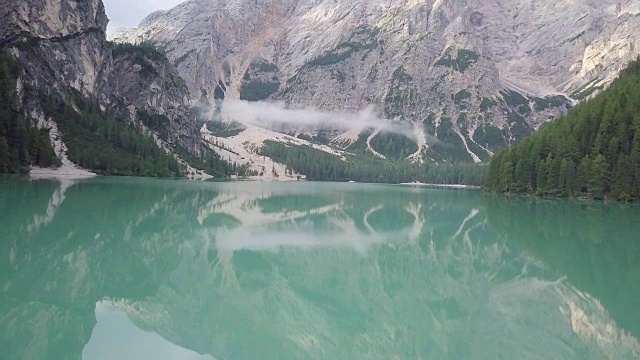 无人机在意大利上阿迪杰地区壮观的山湖上空飞行。风景优美的山湖从无人机，阿尔卑斯山的心脏。高山湖鸟瞰图视频素材