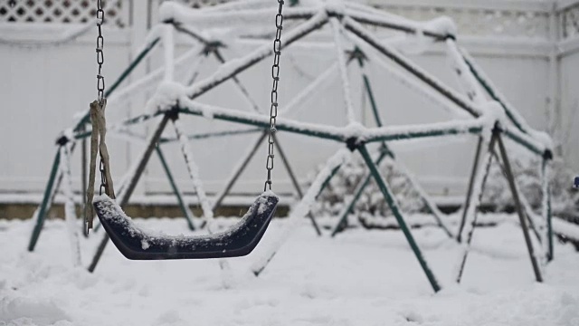 在暴风雪中摇摆视频下载