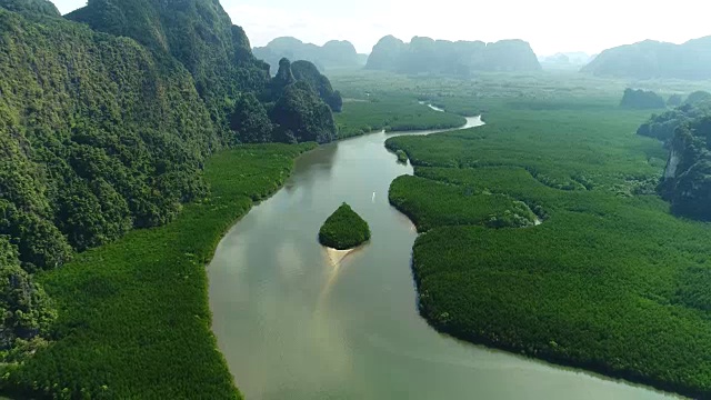 红树林清澈的水，风景森林，岛屿和美丽的自然海洋在甲米，泰国，无人机拍摄。视频素材