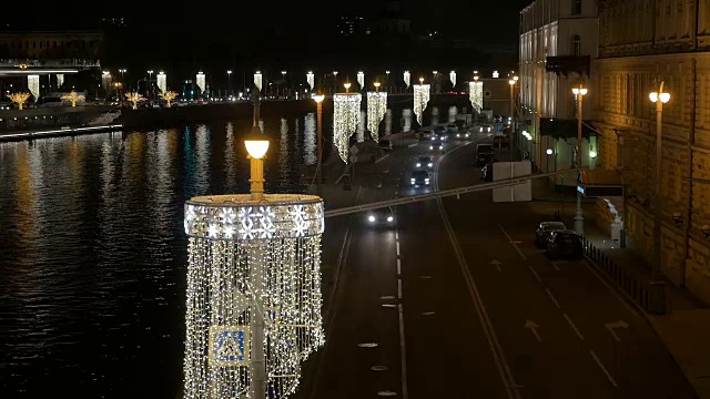 城市堤岸，喜庆的新年彩灯。从上面的观点视频素材