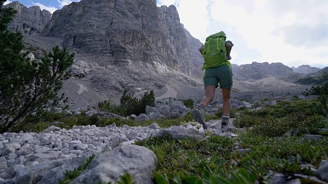 在意大利白云石山脉徒步旅行的女人视频素材