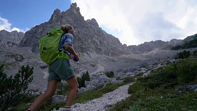 一个年轻女子在白云石山徒步旅行，停下来休息视频素材