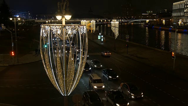 城市街道上节日花环的灯光。新年的主题。从以上观点。视频素材