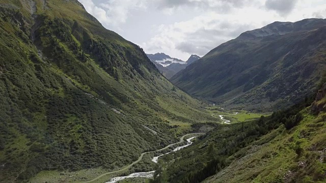 瑞士风景，无人机飞越山脉，阿尔卑斯山，河流和冰川，欧洲视频素材