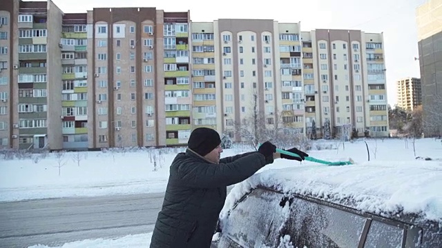 那个人正在清理车上的雪视频素材