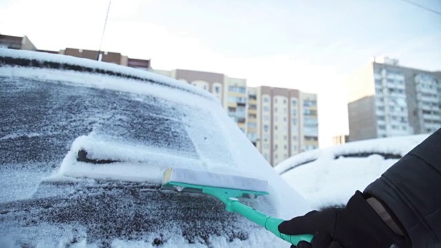 那个人正在清理车上的雪视频素材