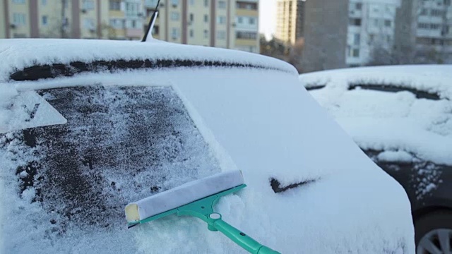 那个人正在清理车上的雪视频素材