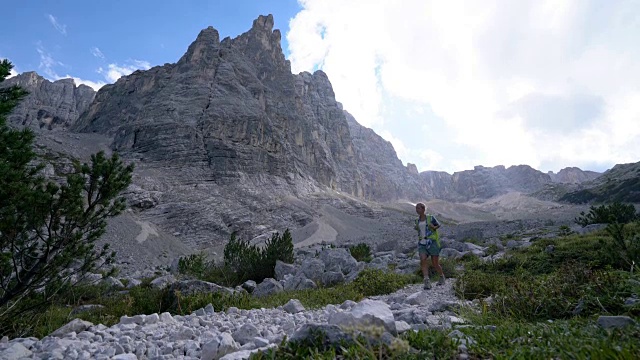 在意大利白云石山脉徒步旅行的女人视频素材