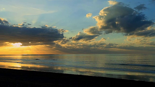 法国诺曼底英吉利海峡海滩上美丽的日落。海浪拍打着海岸。如画的蓝天和白云。平静，冥想和放松的概念视频素材