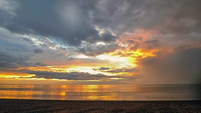 时间流逝的海上日落与暴风雨的云在海洋和海浪上的海滩，诺曼底，法国。戏剧性的多云的天空。平静，冥想和放松的概念视频素材