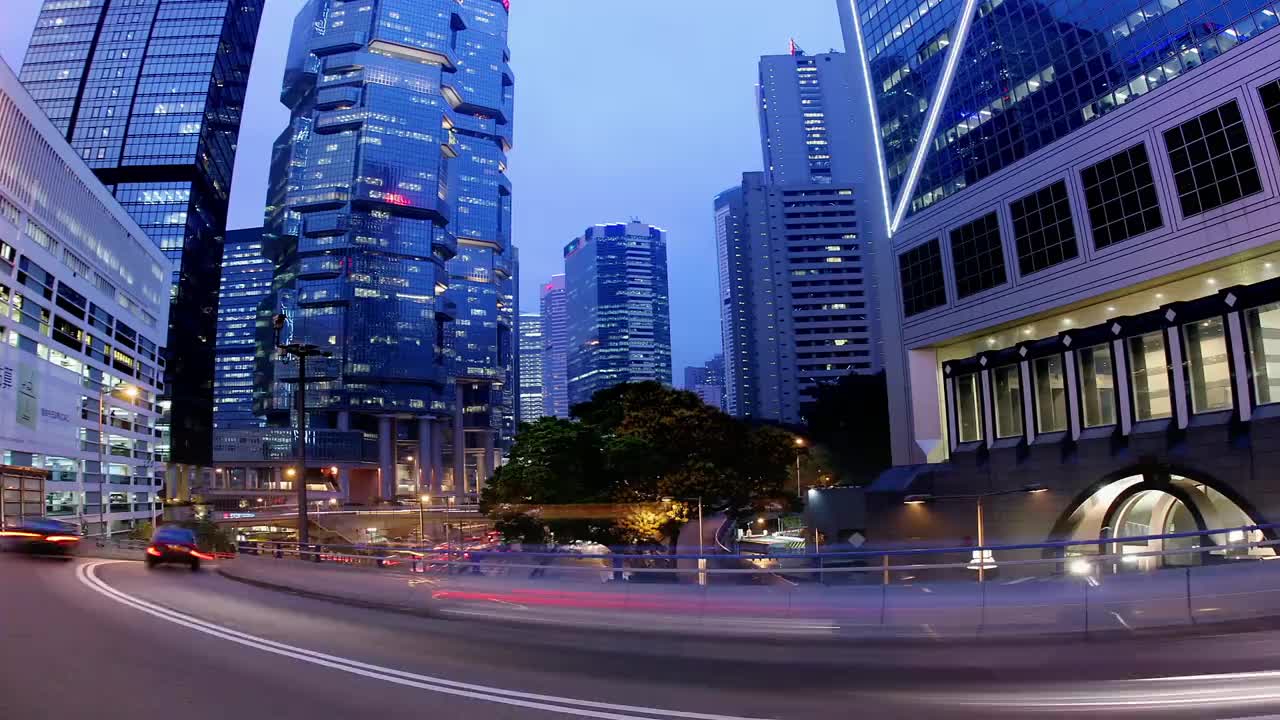 香港轩尼诗道夜间经过力宝中心和中银大厦时的行车延时鱼眼图视频下载