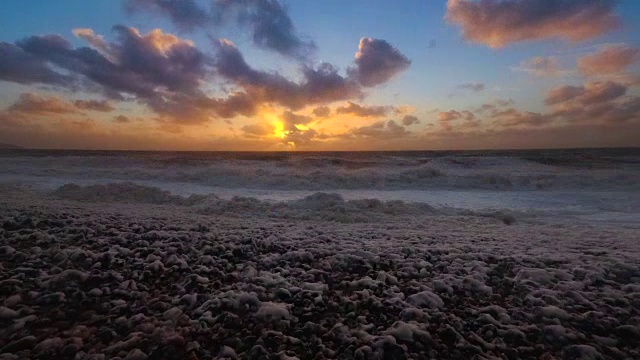 时间流逝的海上日落与暴风雨的云在海洋和海浪上的海滩，诺曼底，法国。戏剧性的多云的天空。平静，冥想和放松的概念视频素材