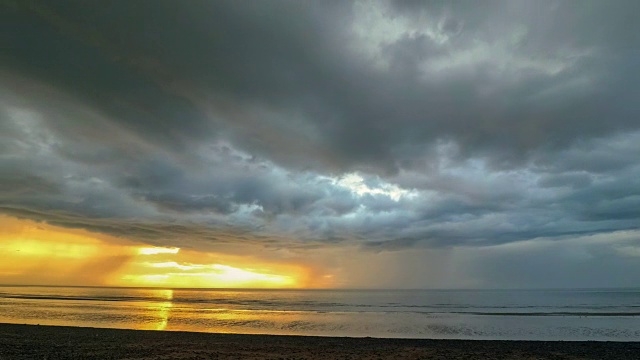 时间流逝的海上日落与暴风雨的云在海洋和海浪上的海滩，诺曼底，法国。戏剧性的多云的天空。平静，冥想和放松的概念视频素材