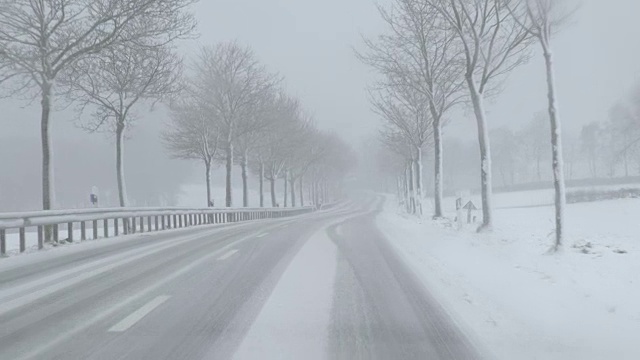 冬季驾驶-在大雪下的山路上驾驶- POV拍摄视频素材