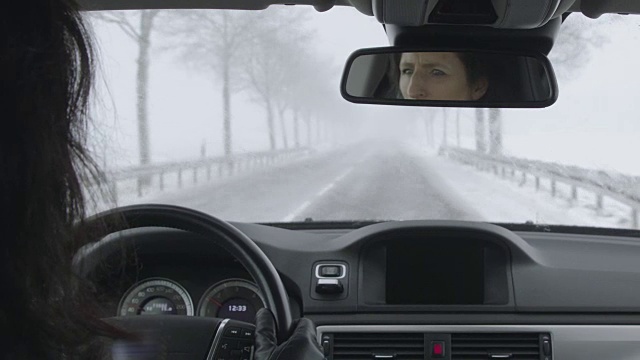 冬季驾驶-在大雪中行驶在乡村道路上，被另一辆车超过视频素材