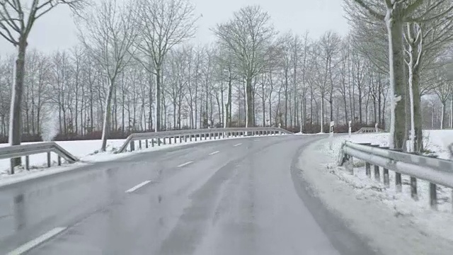 冬季驾驶——在被扫雪机清理过的乡间道路上驾驶视频素材