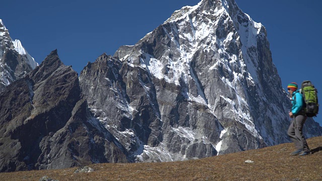 这个女孩正在山里旅行视频素材