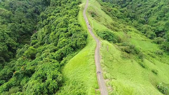 令人惊叹的鸟瞰图校园汉岭漫步在阳光下视频素材