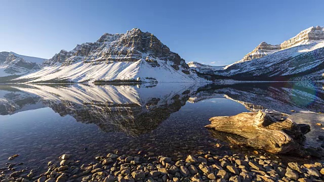 阳光滑动的时间流逝击中雪山在一个湖视频素材