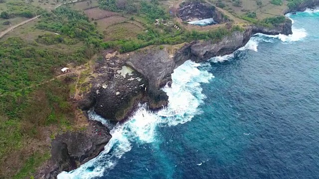 无人机4k摄像头鸟瞰图。岩石海岸与高悬崖视频素材