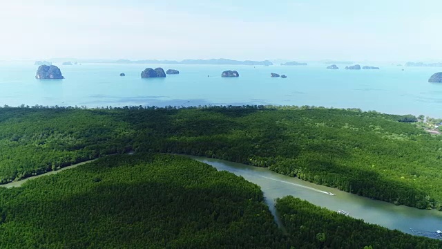 泰国甲米河上的小船、清澈的红树林、景观森林、岛屿和美丽的天然海洋，都是无人机拍摄的。视频素材