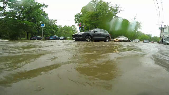 雨天在城市道路上行驶的汽车视频素材