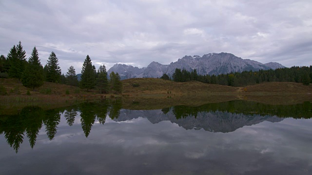 威尔登湖的时间流逝与移动的云，卡温德尔山脉的背景。Mittenwald, Garmisch-Partenkirchen, Wildensee, Karwendel, Werdenfelser Land，上巴伐利亚，巴伐利亚阿尔卑斯山，巴伐利亚，德国，欧洲。视频素材