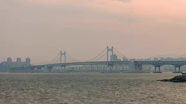 釜山市天际线光安大桥日日夜夜的时光流逝，韩国釜山4K时光流逝视频素材