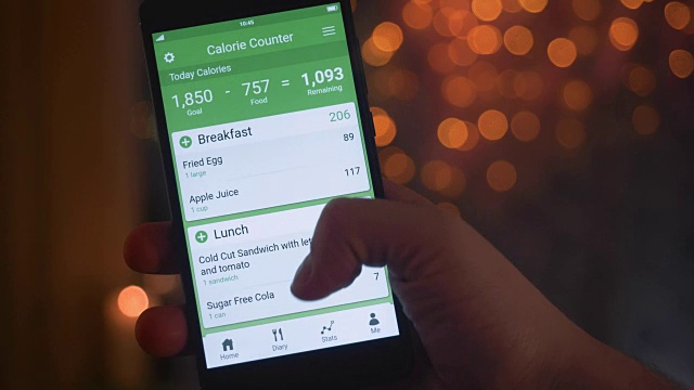 使用智能手机上的卡路里计算应用程序视频素材