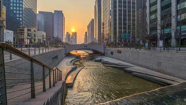 韩国首尔清溪川的日出时间间隔4K时间间隔视频素材