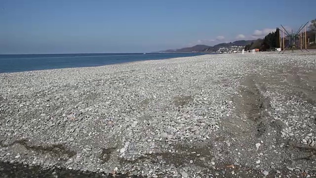 春天荒凉的海滩。大海的小波浪视频素材