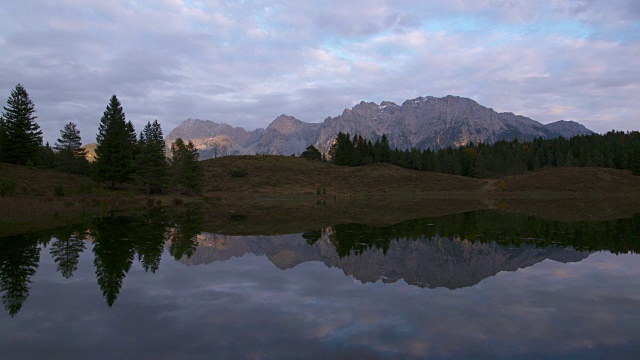 Wildensee湖的时间流逝与移动的云在日落，卡温德尔山脉的背景。Mittenwald, Garmisch-Partenkirchen, Wildensee, Karwendel, Werdenfelser Land，上巴伐利亚，巴伐利亚阿尔卑斯山，巴伐利亚，德国，欧洲。视频素材