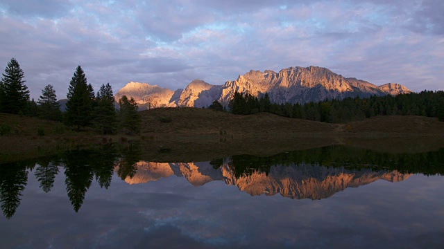 日落时的威尔登湖，背景是卡文德尔山脉。Mittenwald, Garmisch-Partenkirchen, Wildensee, Karwendel, Werdenfelser Land，上巴伐利亚，巴伐利亚阿尔卑斯山，巴伐利亚，德国，欧洲。视频素材