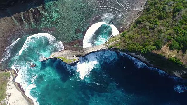 无人机4k摄像头鸟瞰图。礁石在一个蓝色的海洋泻湖与破碎的波浪。视频素材