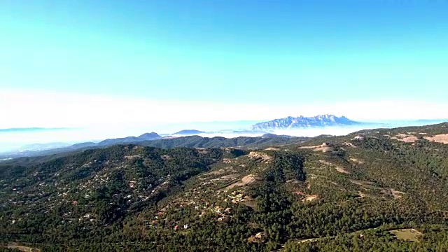 飞到蒙特塞拉特岛。La Mola山。视频素材