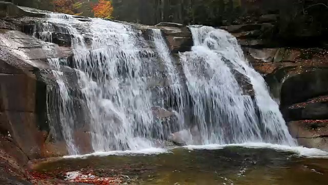 克科诺斯山的Mumlava瀑布视频素材