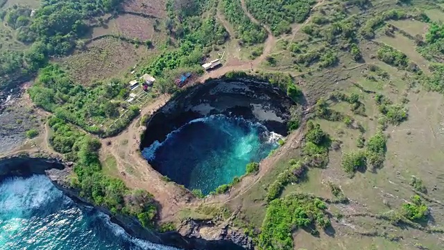 无人机4k摄像头鸟瞰图。岩石海岸与高悬崖视频素材