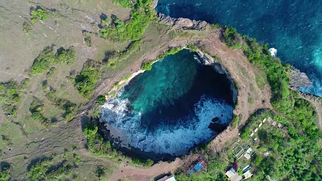 无人机4k摄像头鸟瞰图。岩石海岸与高悬崖视频素材