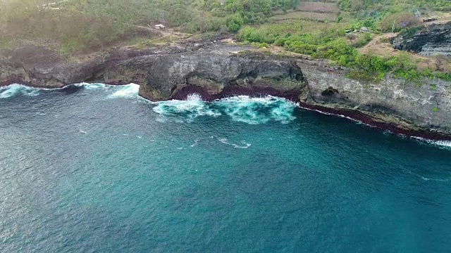 无人机4k摄像头鸟瞰图。岩石海岸与高悬崖视频素材