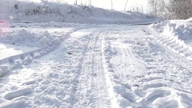 阳光下的雪路视频素材