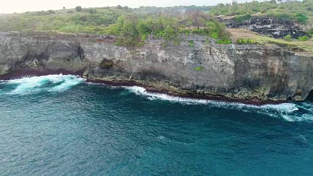 无人机4k摄像头鸟瞰图。岩石海岸与高悬崖视频素材