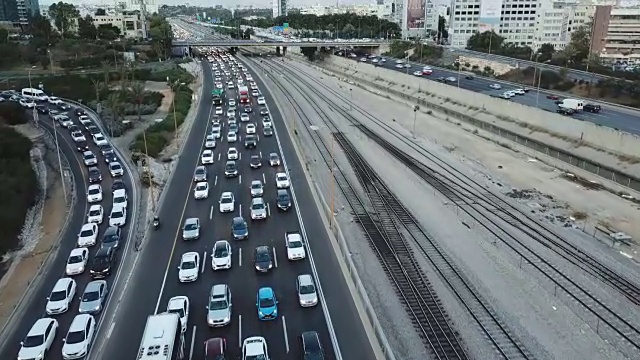 空中/特拉维夫的塔和金融区/繁忙的阿亚龙公路视频素材