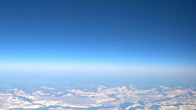 挪威北部北极圈雪山的鸟瞰图视频素材