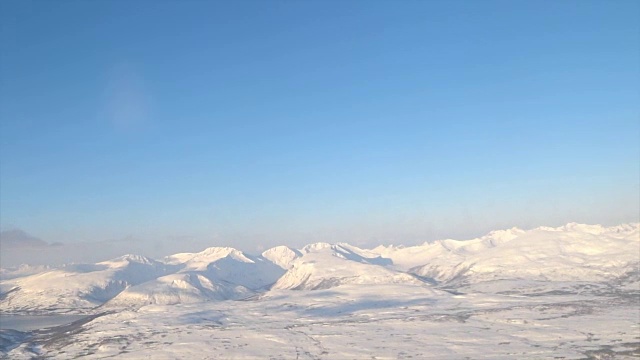 挪威北部北极圈雪山的鸟瞰图视频素材