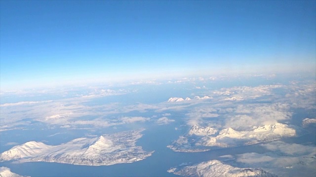 挪威北部北极圈雪山的鸟瞰图视频素材