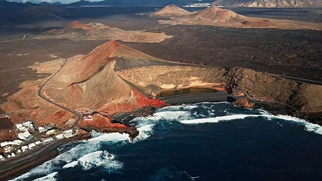 El Golfo火山湖鸟瞰图，兰萨罗特，加那利群岛，西班牙视频素材