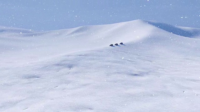 越野车在冰雪覆盖的北极沙漠中行驶视频素材