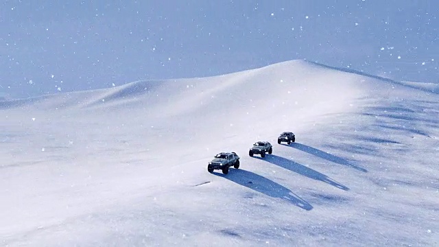 下雪时越野车越野车在雪坡上视频素材